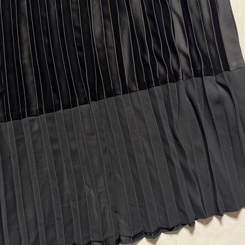 Black Pleated A-Line Midi Skirt - Picture 3 of 15